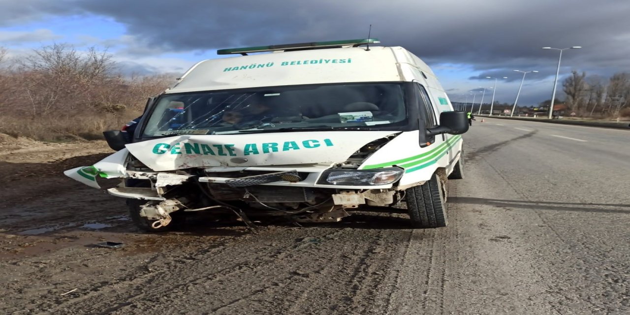 Cenaze aracı ile traktör çarpıştı: 4 yaralı