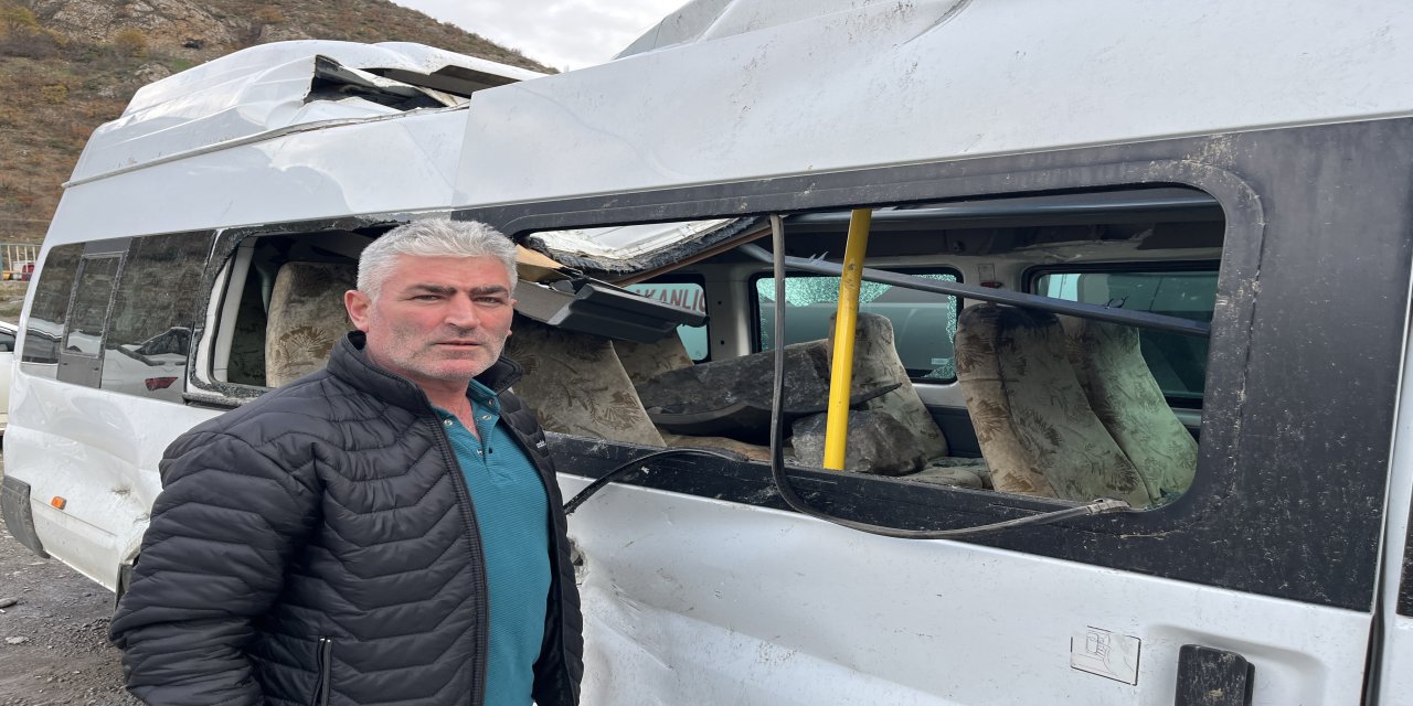 Artvin'de üzerlerine kaya yağan minibüs şoför yaşadıkları korku dolu anları anlattı