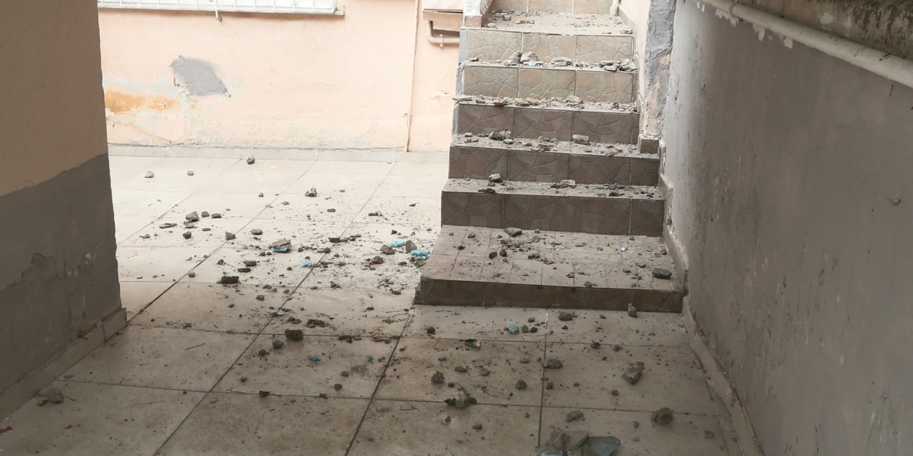 Üsküdar'da Binadan Düşen Beton Parçaları Tehlikeye Davetiye Çıkarıyor