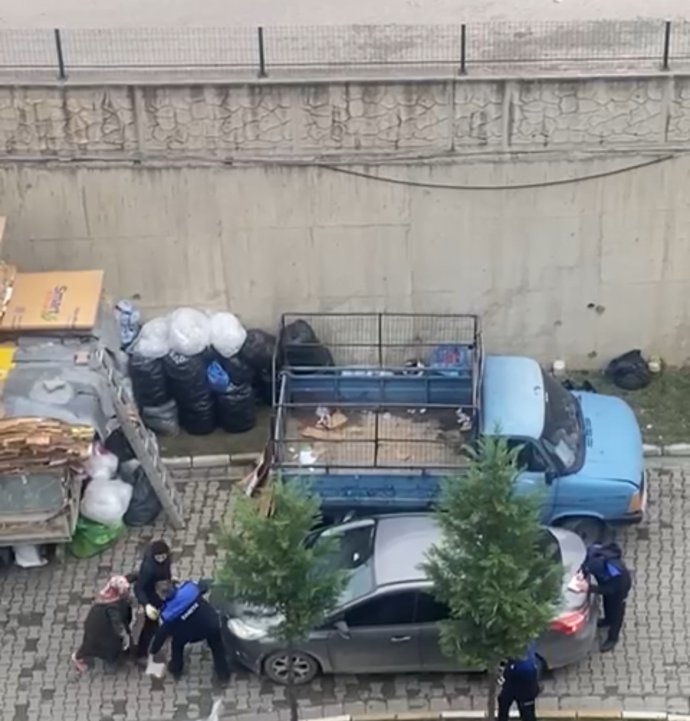 Site içinde karton istifleyen anne ve oğlu zabıtalara saldırdı