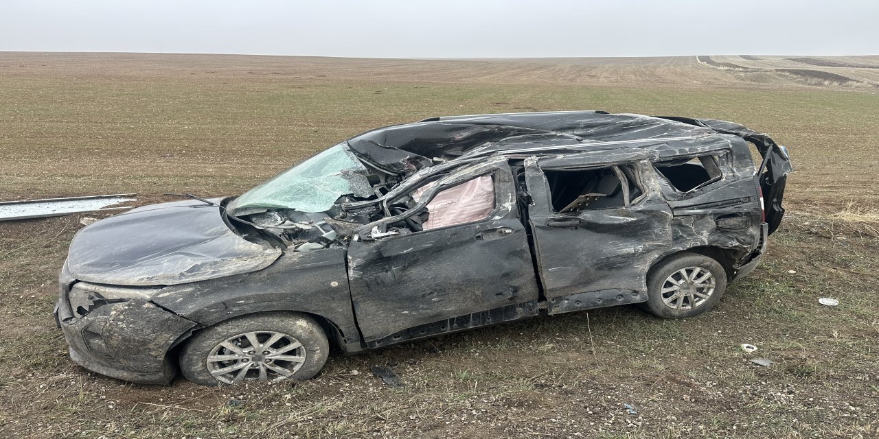 Tırın dorsesi hafif ticari aracın üzerine devrildi: 2 yaralı