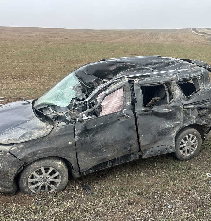 Tırın dorsesi hafif ticari aracın üzerine devrildi: 2 yaralı