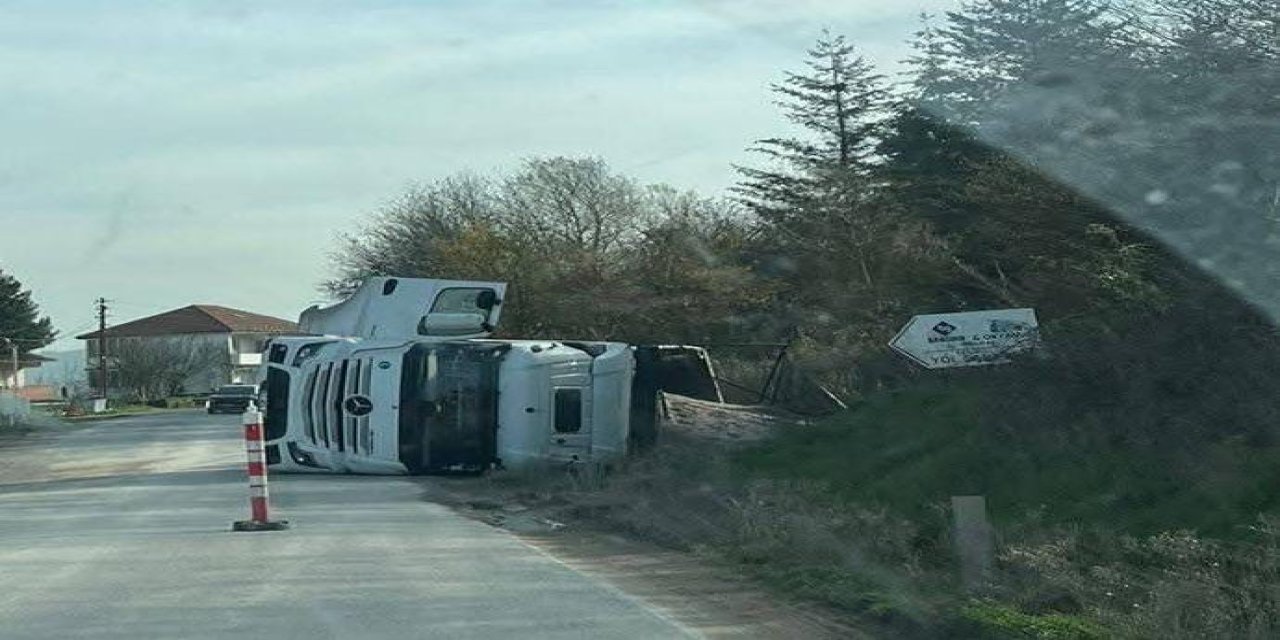 Çaycuma'da kontrolden çıkan tır devrildi