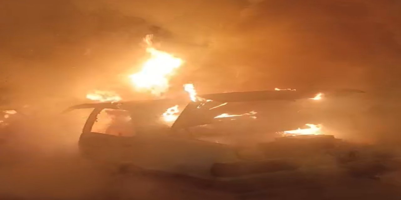 Park halindeki otomobil alev topuna döndü