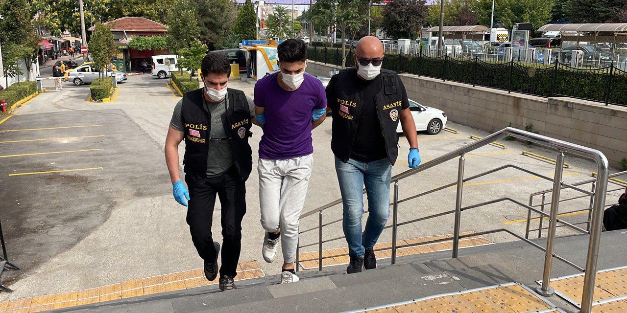 Tartıştığı Arkadaşını Bıçakla Öldürdü