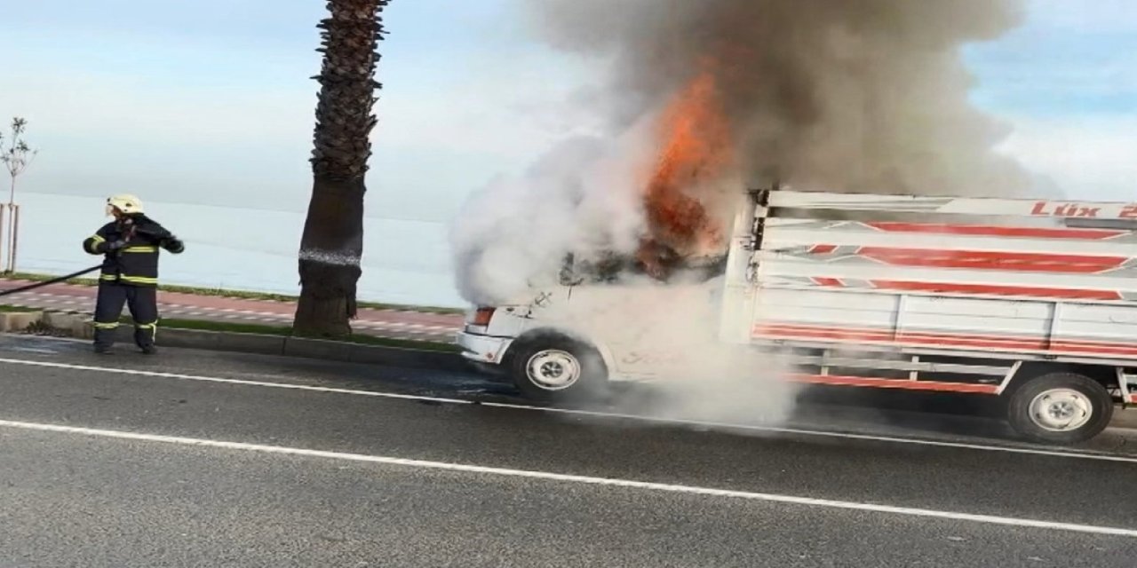 Ordu'da seyir halindeki kamyonet yandı