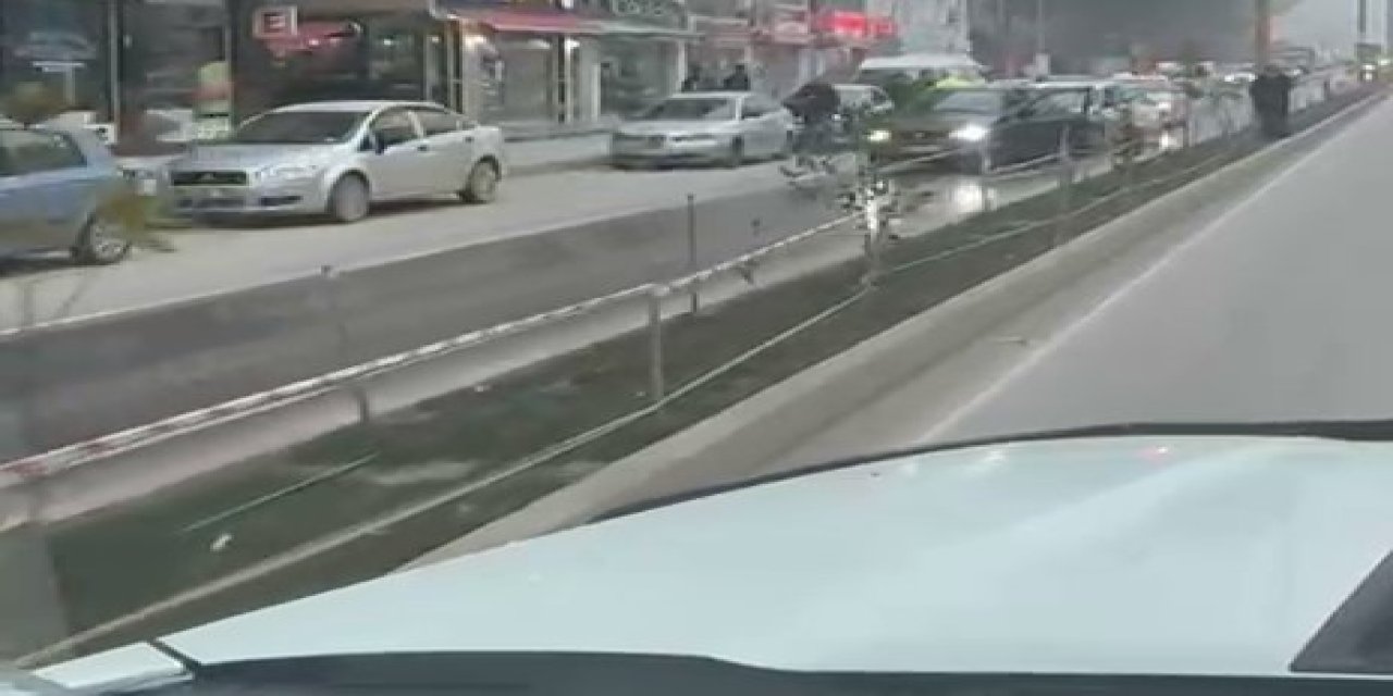 Sinop'ta yola dökülen kaygan madde zincirleme kazaya neden oldu