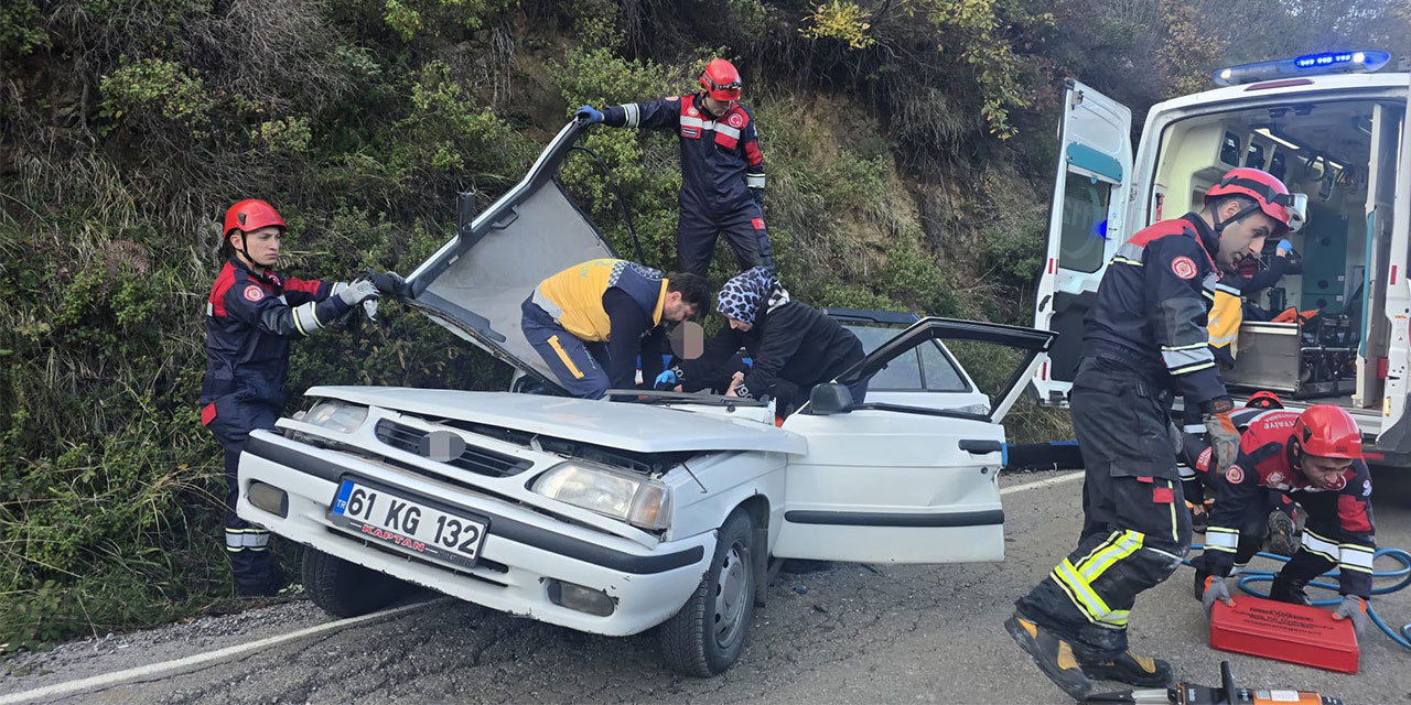 Trabzon'da kaya parçası otomobilin üzerine düştü: 5 yaralı