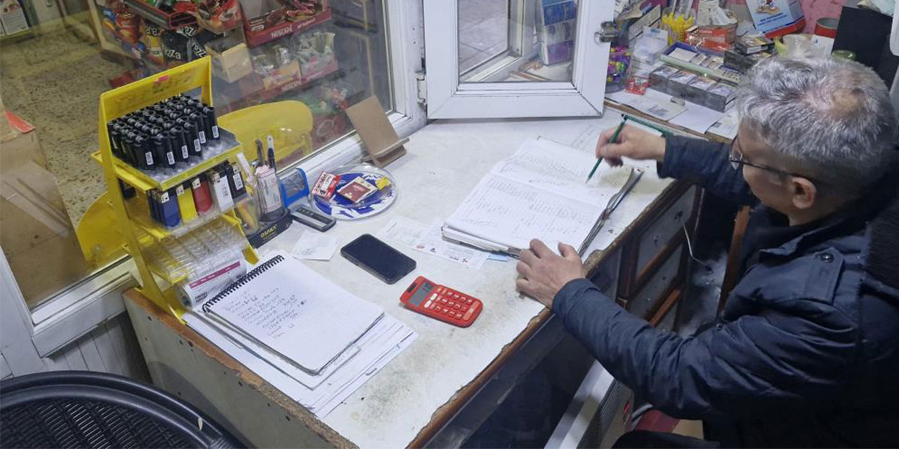 Hayırsever çift, mahalle bakkalındaki 230 bin liralık veresiye borcunu ödeyerek 50 ailenin borcunu sildi