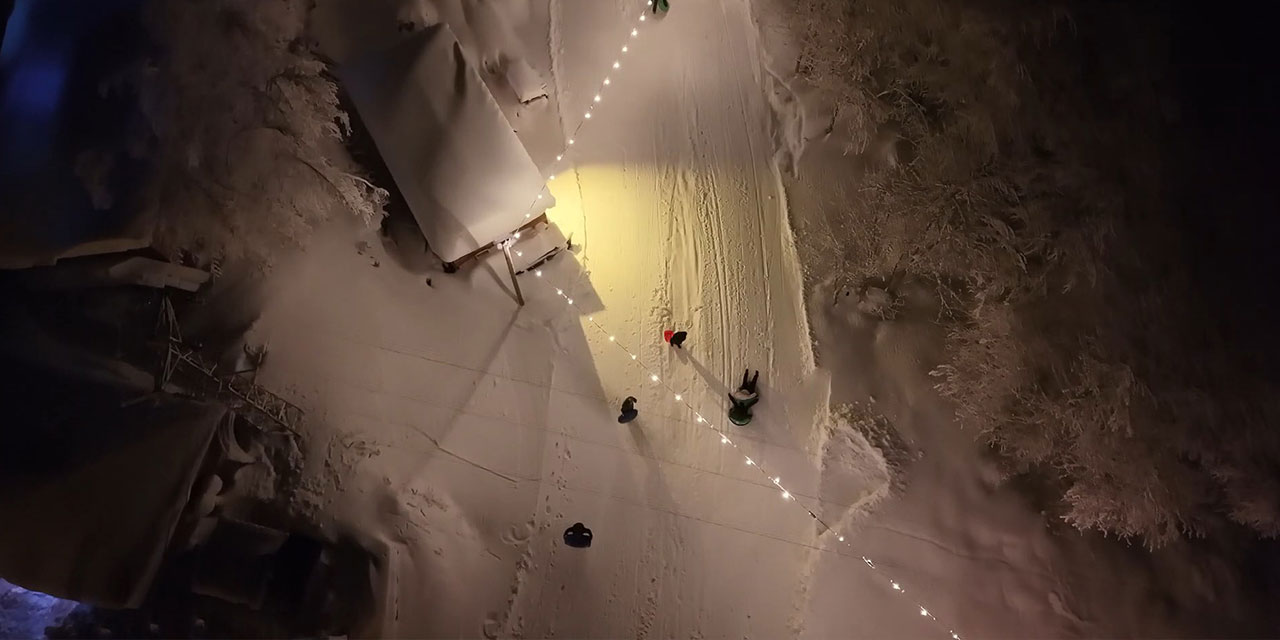 Rize'nin denizi gören zirvesinde kar keyfi