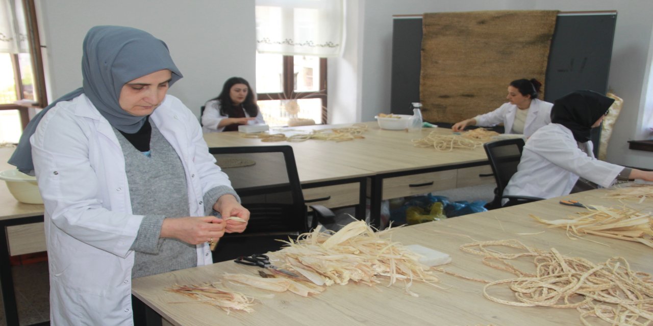 Topraktan gelen miras tasarımla buluştu: Mısır kabuğu kadınların elinde hayat buluyor