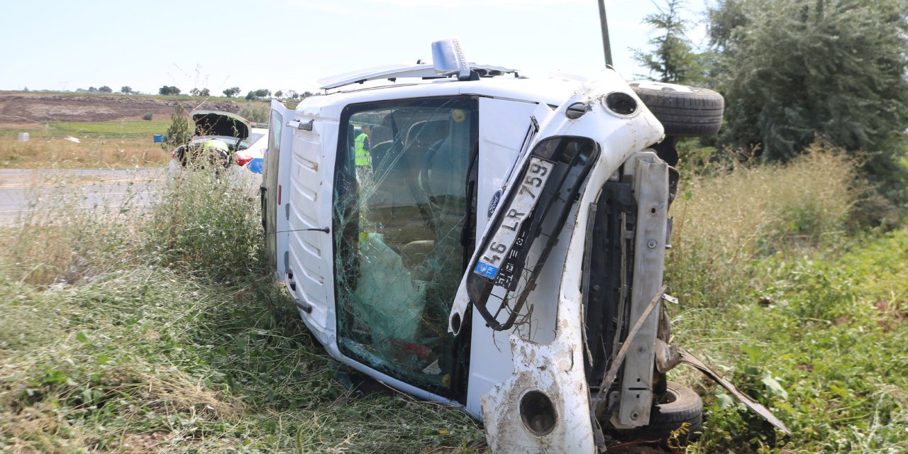 Nevşehir'de Hafif Ticari Araç, Şarampole Devrildi; 5 Yaralı