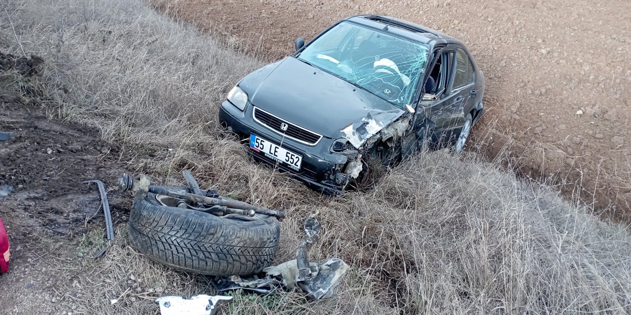 Tokat'ta iki otomobil kafa kafaya çarpıştı: 3 yaralı