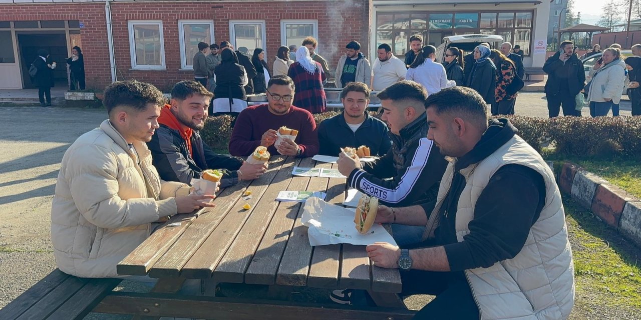 Üniversite öğrencileri hamsi festivaliyle moral depoladı