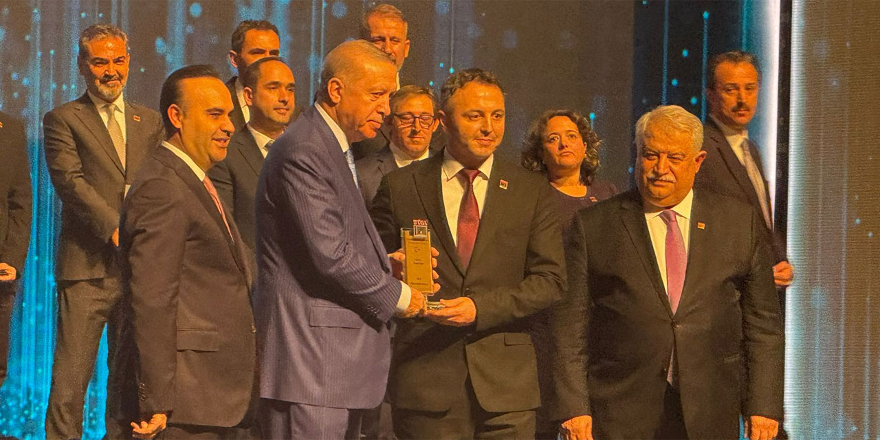 RTEÜ Öğretim Üyesi ödülünü Cumhurbaşkanı Erdoğan’ın elinden aldı