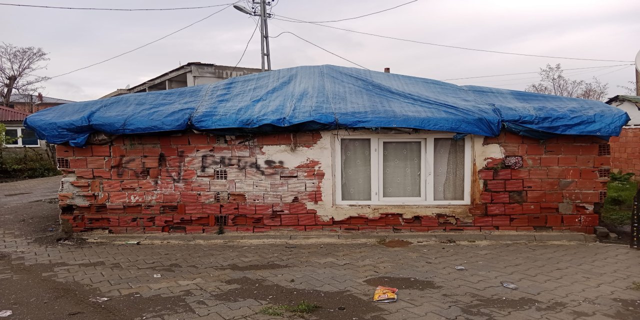 Evlerini su basan aile, geçici olarak lojmana yerleştirildi