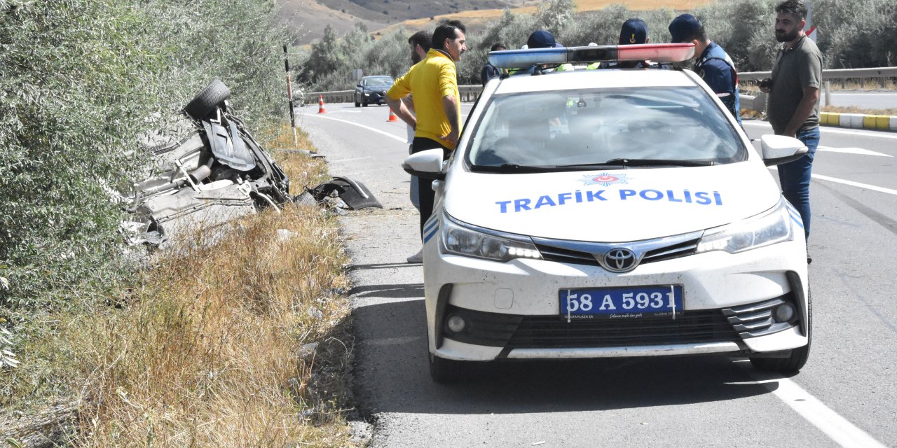 Sivas'ta İki Otomobil Çarpıştı;  Aynı Aileden 1'i Bebek 2'si Çocuk 5 Yaralı