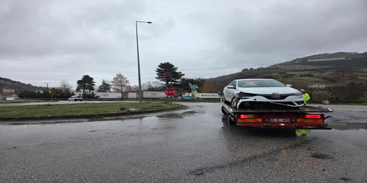 Otomobil ile hafif ticari araç çarpıştı: 2 yaralı