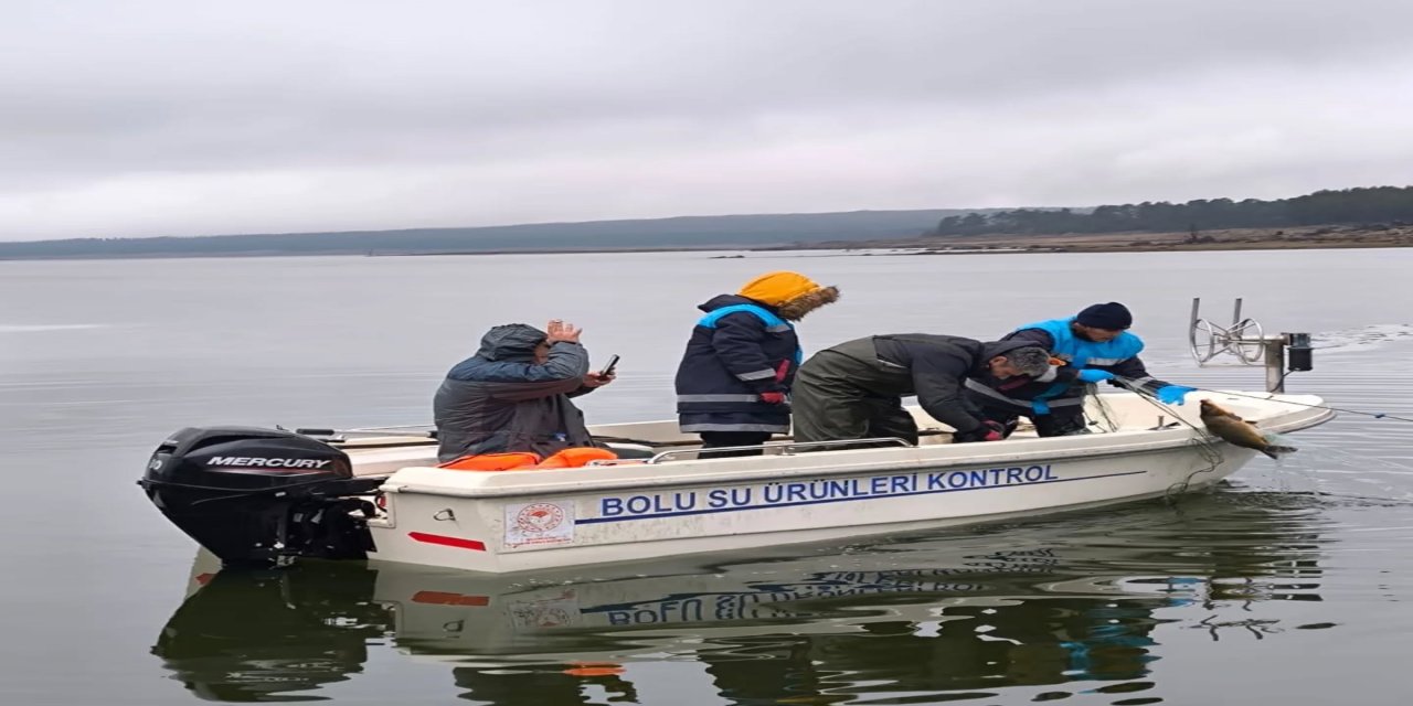 Bolu'da gölün ortasında 500 metrelik kaçak ağ ele geçirildi