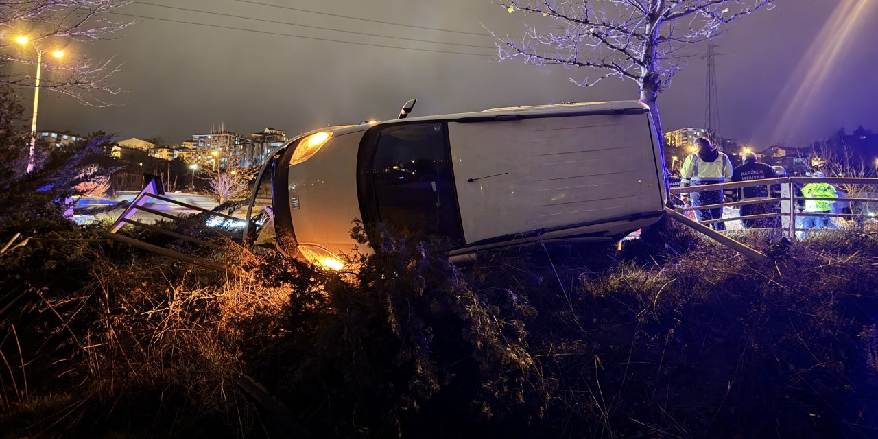 Otomobil ile hafif ticari araç çarpıştı: 3 yaralı