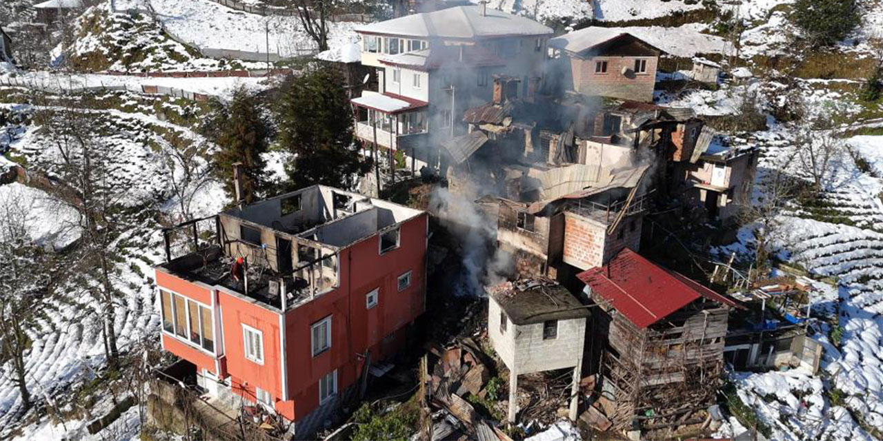 Rize’de bir evde çıkan yangın 2 eve daha sıçradıktan sonra söndürüldü