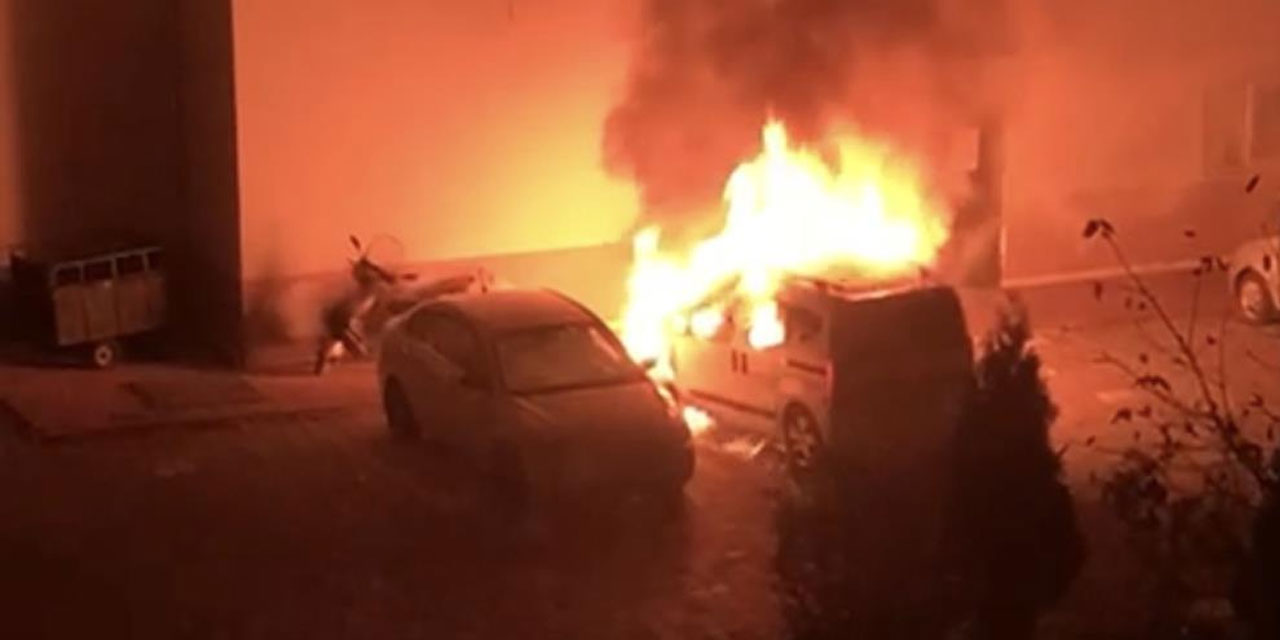 Park halindeki otomobil alev alev yandı, araç sahibi yakanın bulunmasını istedi