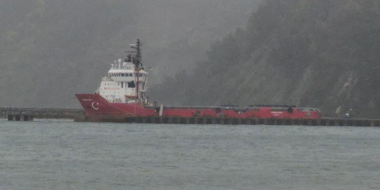 Doğal gaz sondaj çalışmasında görevli gemiler Amasra Limanı'na sığındı