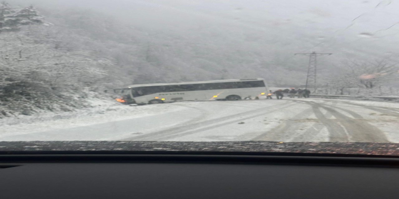 Artvin’de karla kaplanan yol kazaları beraberinde getirdi
