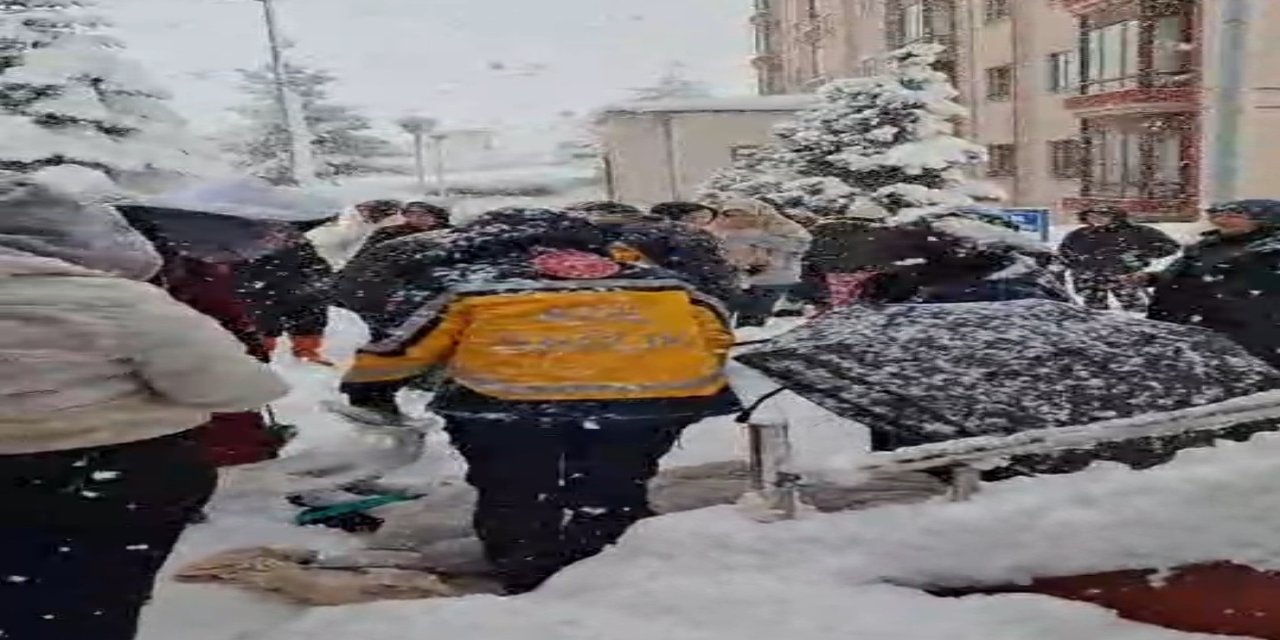 Kar kaplı merdivenden düşen öğrenci yaralandı