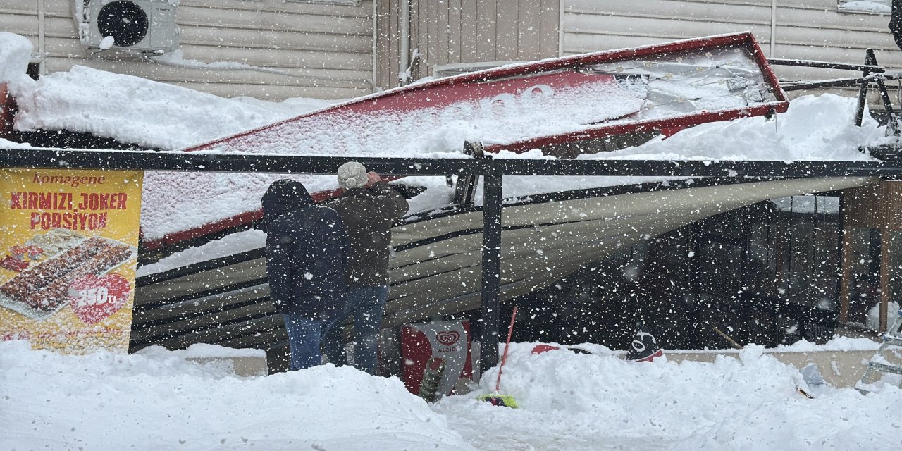 Safranbolu’da kar nedeniyle çatı ve tenteneler çöktü