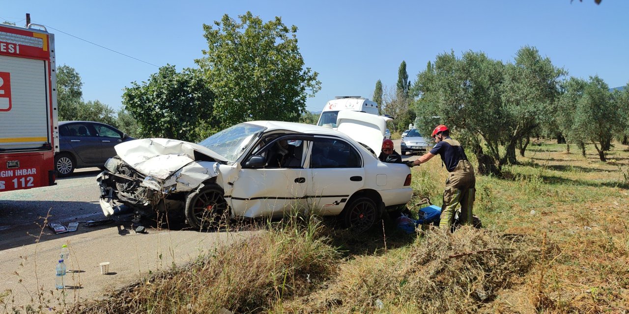 Bursa'da Otomobiller Kafa Kafaya Çarpıştı: 1'i Bebek 6 Yaralı