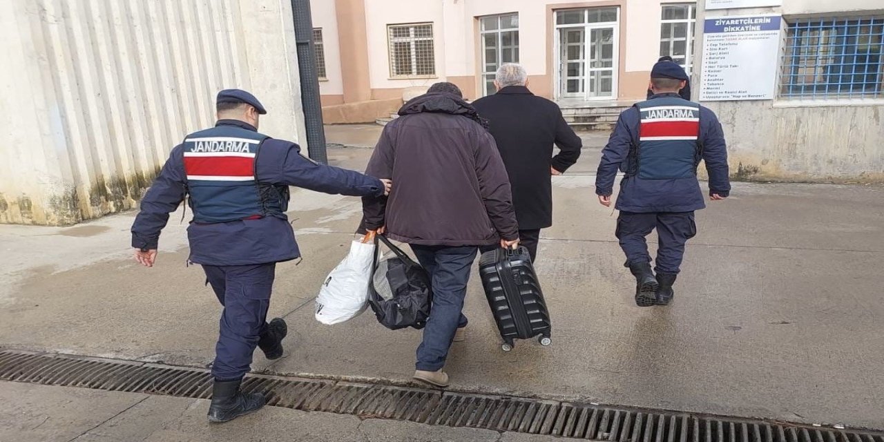 Samsun'da 17 yıl hapis cezası bulunan baba ile 8 yıl hapis cezası olan oğlu yakalandı