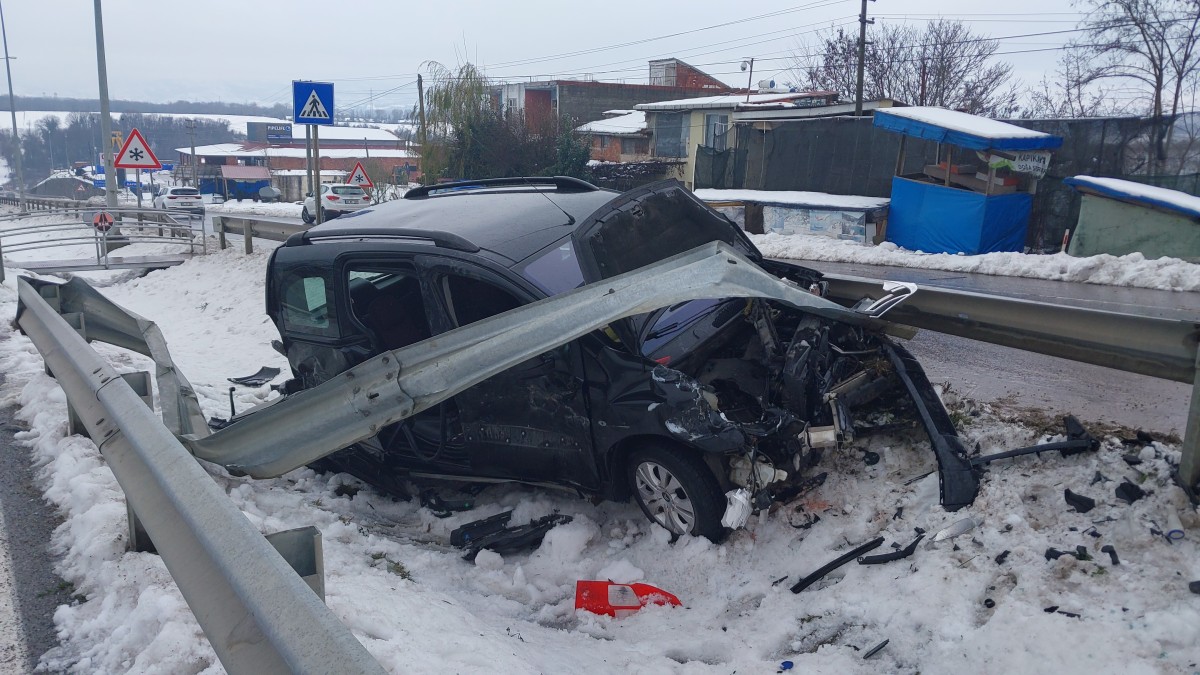 Samsun'da devrilen hafif ticari araçtaki çift yaralandı
