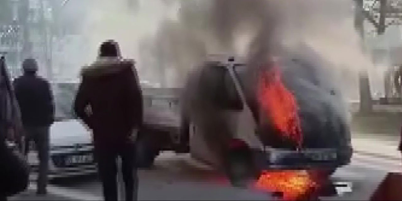 Yanan kamyonete ilk müdahaleyi vatandaşlar yaptı