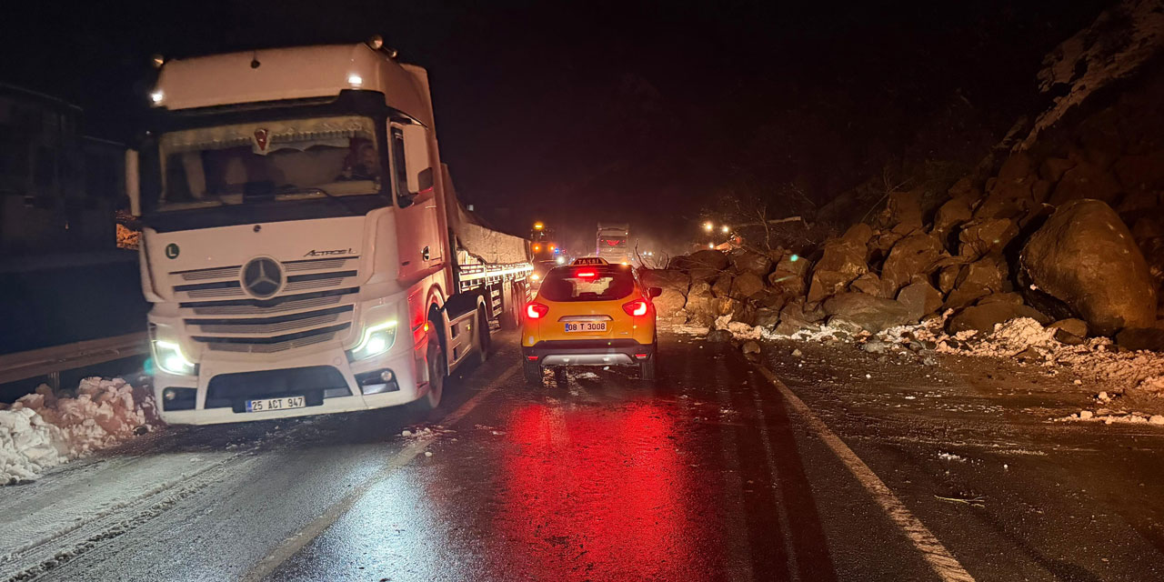 Heyalan nedeniyle Borçka-Hopa karayolu ulaşıma kapandı