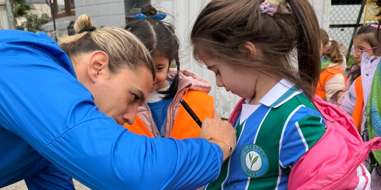 Minik taraftarlardan Çaykur Rizespor'a ziyaret