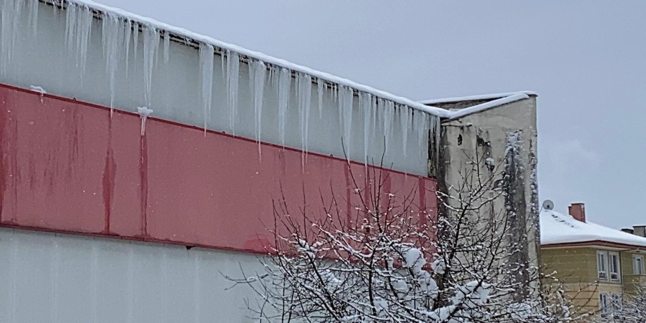 Bolu'da kar ve buz kütleleri tehlike saçıyor