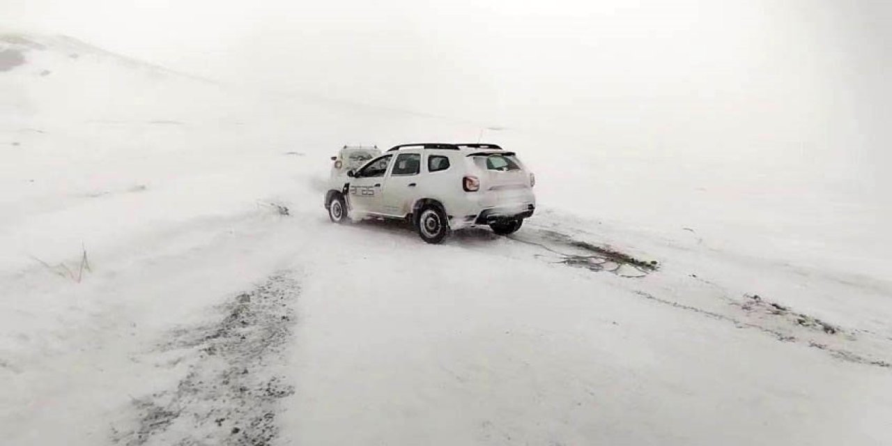 Erzurum'da kar ve tipi ulaşımı durma noktasına getirdi
