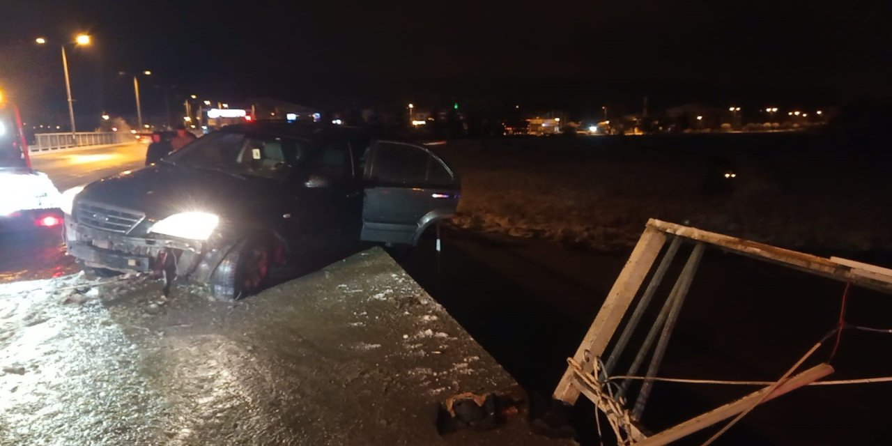 Köprü korkuluklarında asılı kalan cip nehre düşmekten son anda kurtuldu