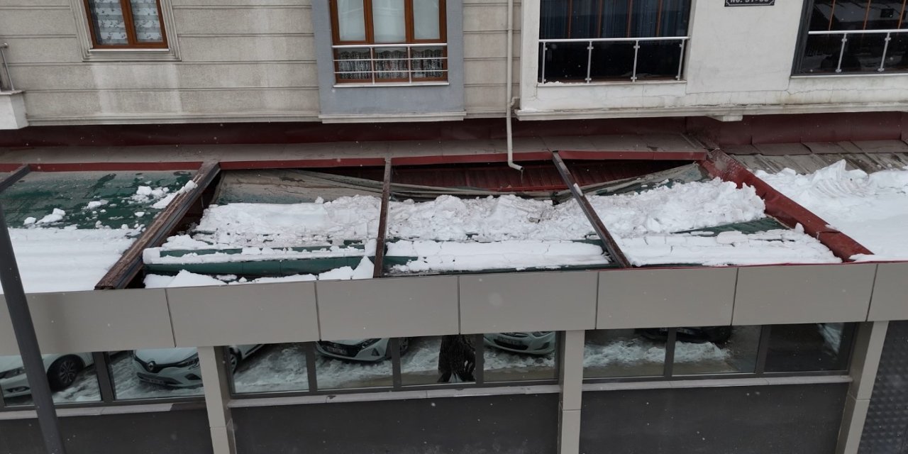 Kar birikintisi zincir marketin çatısını çökertti