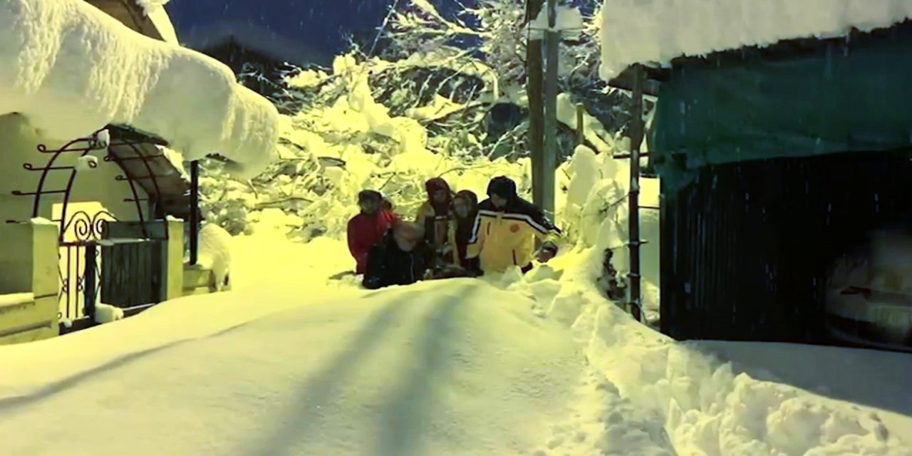 Karabük'te 80 santimetre karı aşıp yaşlı kadını taşıdılar