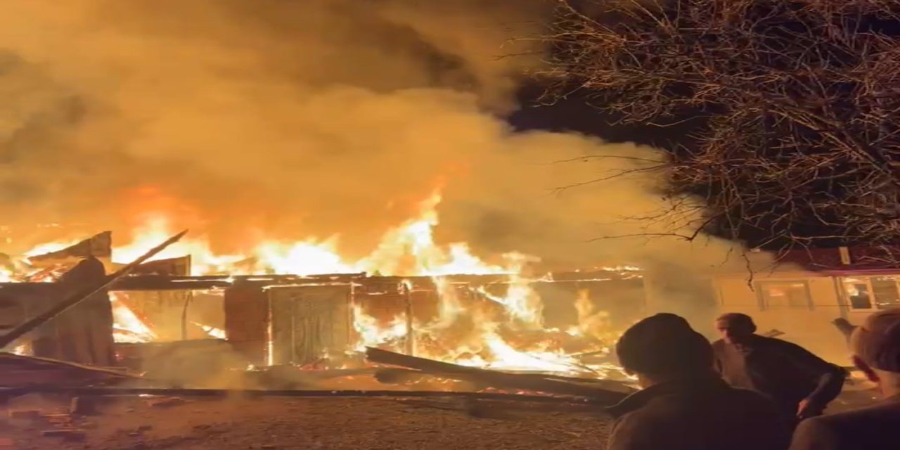 Samsun'da gece yarısı korku dolu anlar: Kırsal mahallede iki ev alevlere teslim oldu