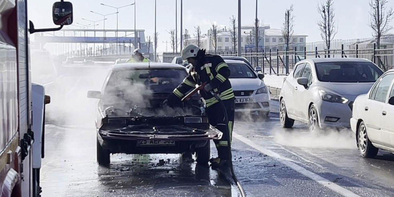 Seyir halindeki otomobil yandı