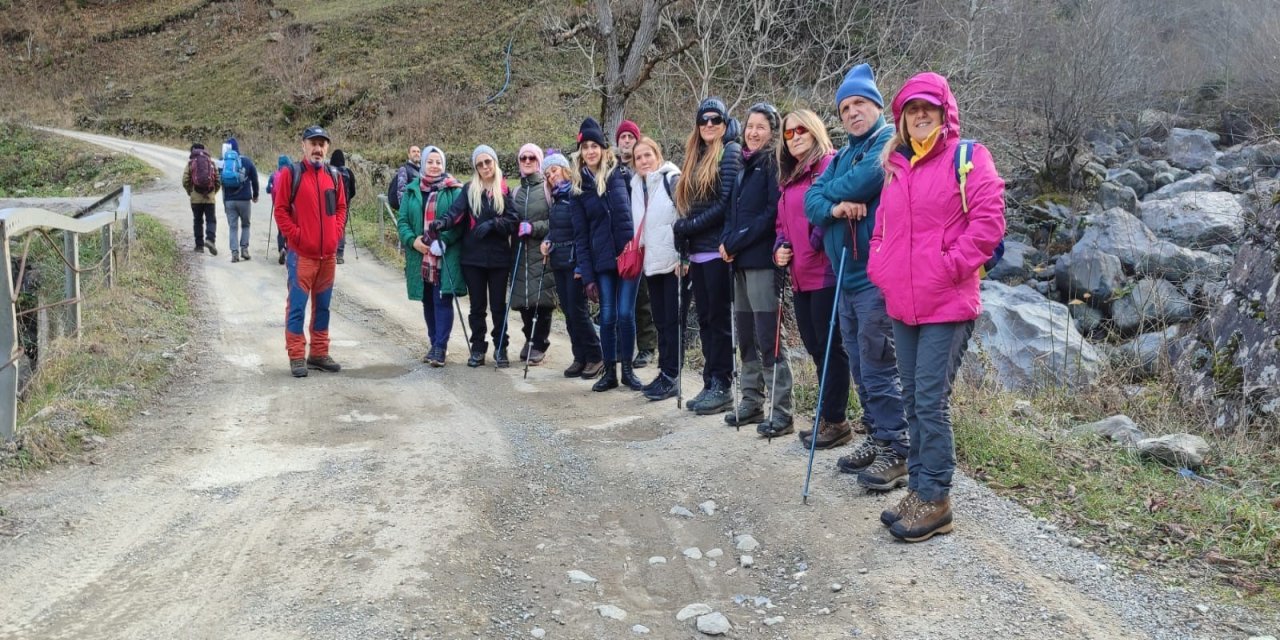 Asmasu Şelalesi'ne yürüdüler