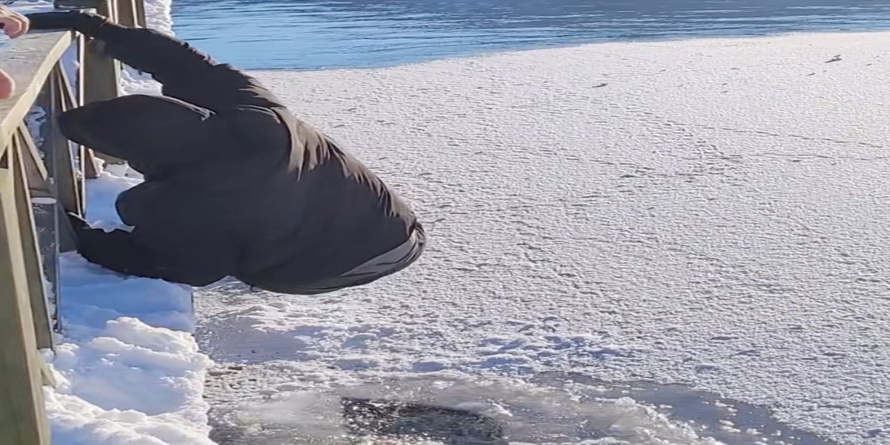 Donmuş gölde buz kırıldı, suya düşmekten son anda kurtuldu