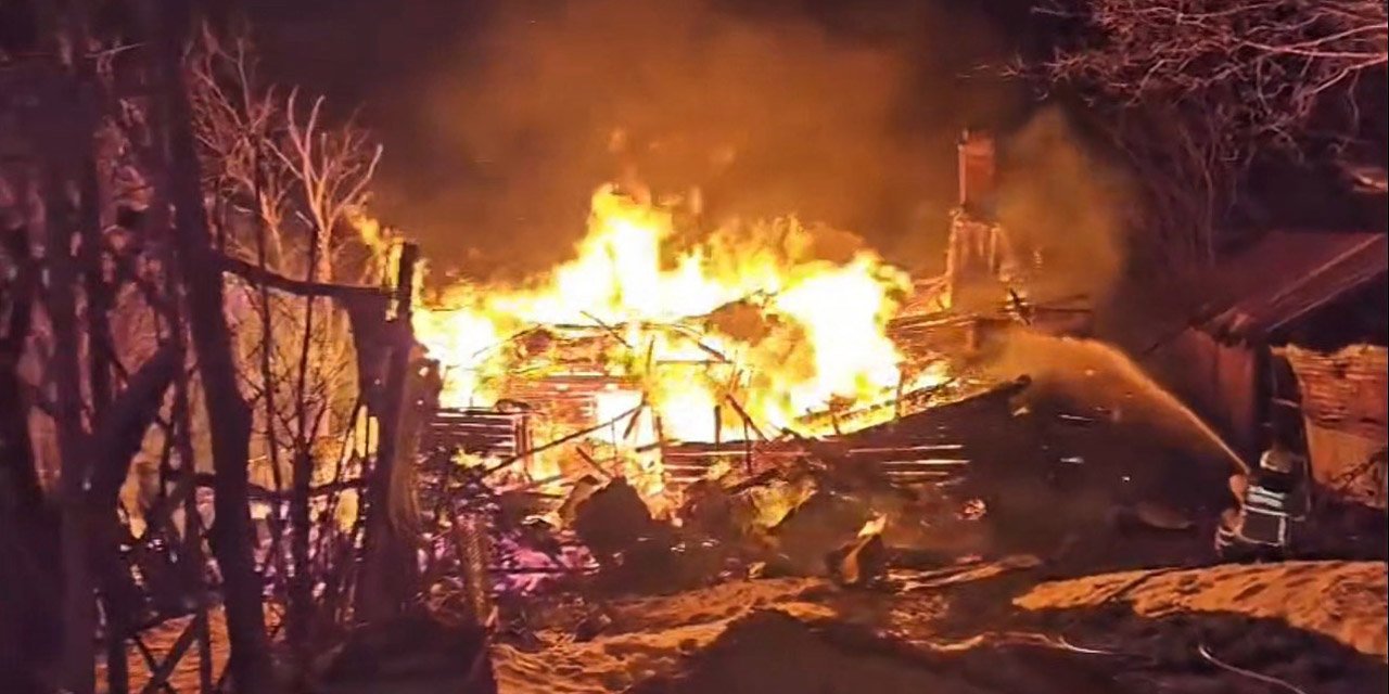 İki katlı ahşap ev alevlere teslim oldu: 1 yaralı