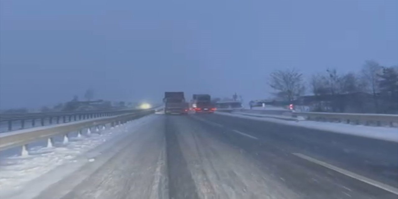 Karadeniz'i İstanbul'a bağlayan yolda kar yağışı etkili oluyor