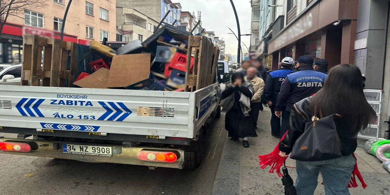 Ordu'da kaldırımı işgal eden malzemeler toplandı