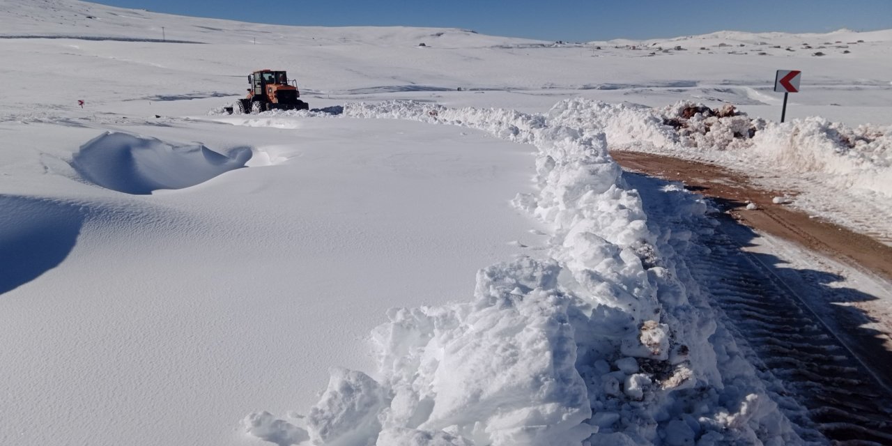Karayolları ekipleri Bayburt’ta kar küreme ve tuzlama çalışması başlattı