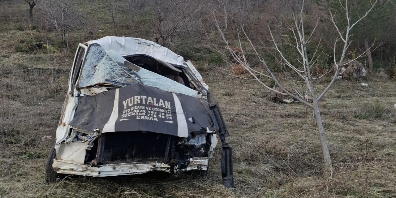 Şarampole devrilen minibüs hurda yığınına döndü: 1 yaralı